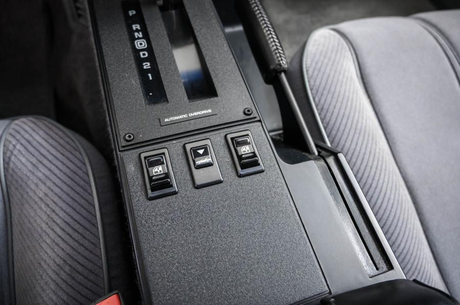 Детали интерьера Chevrolet Camaro Z28 IROC-Z (1FP87) 1985 года  (фото 90 из 124)